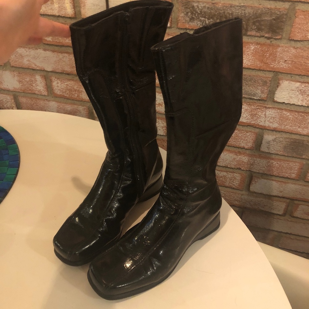 La Canadienne mid calf winter boots. Patent leather, thermal, waterproof  7.5